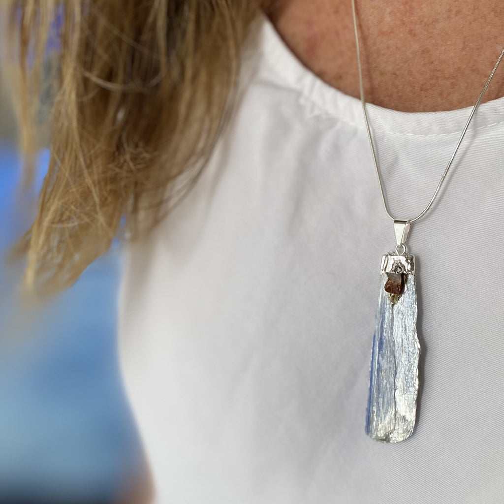 Collar de plata y colgante de Cianita en bruto - Komodo-fv